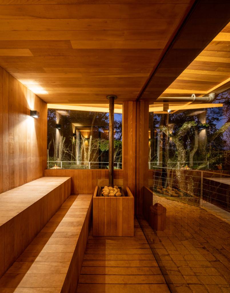Com uso da madeira e integração com a natureza, casa térrea de 250 m² vira refúgio no interior de SP, Projeto de Sabella Arquitetura. Sauna.