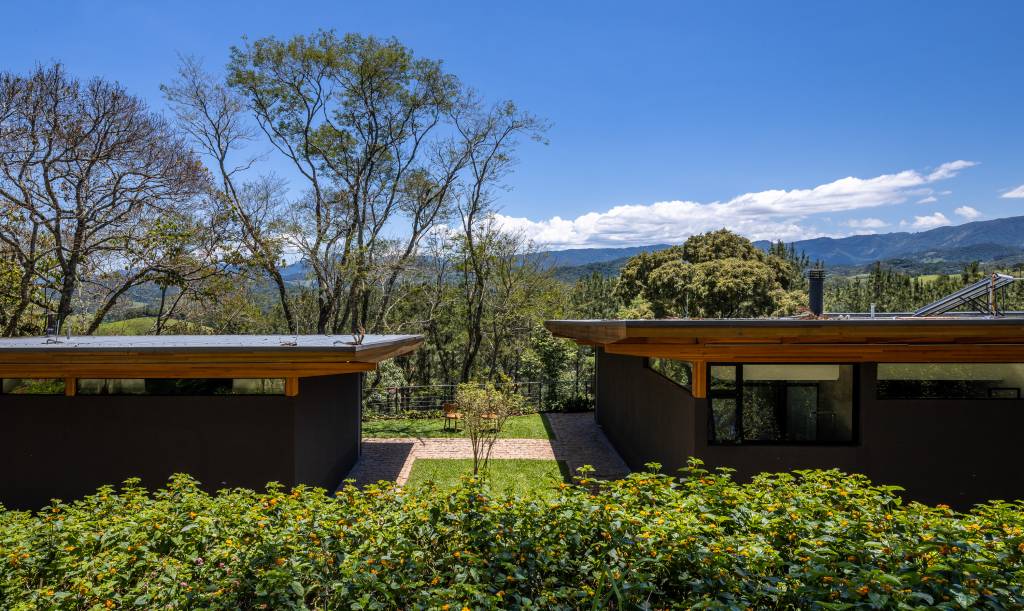 Com uso da madeira e integração com a natureza, casa térrea de 250 m² vira refúgio no interior de SP, Projeto de Sabella Arquitetura. Área externa.