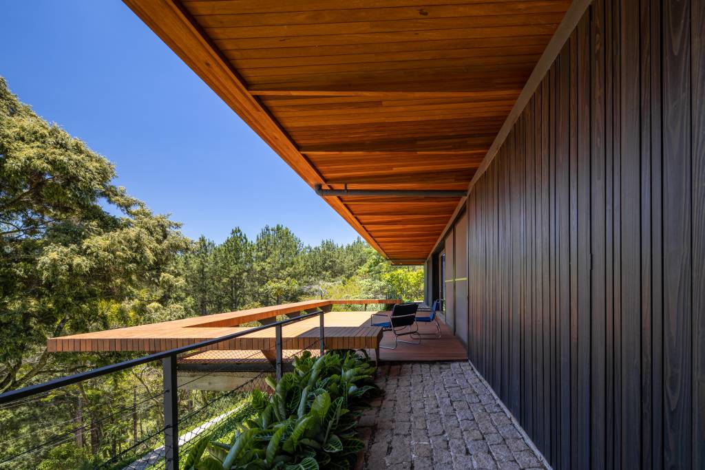 Com uso da madeira e integração com a natureza, casa térrea de 250 m² vira refúgio no interior de SP, Projeto de Sabella Arquitetura. Varanda.
