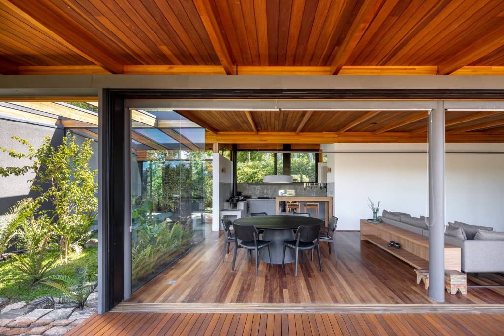 Com uso da madeira e integração com a natureza, casa térrea de 250 m² vira refúgio no interior de SP, Projeto de Sabella Arquitetura.