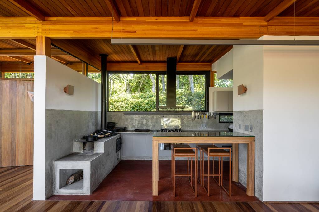 Com uso da madeira e integração com a natureza, casa térrea de 250 m² vira refúgio no interior de SP, Projeto de Sabella Arquitetura. Cozinha.