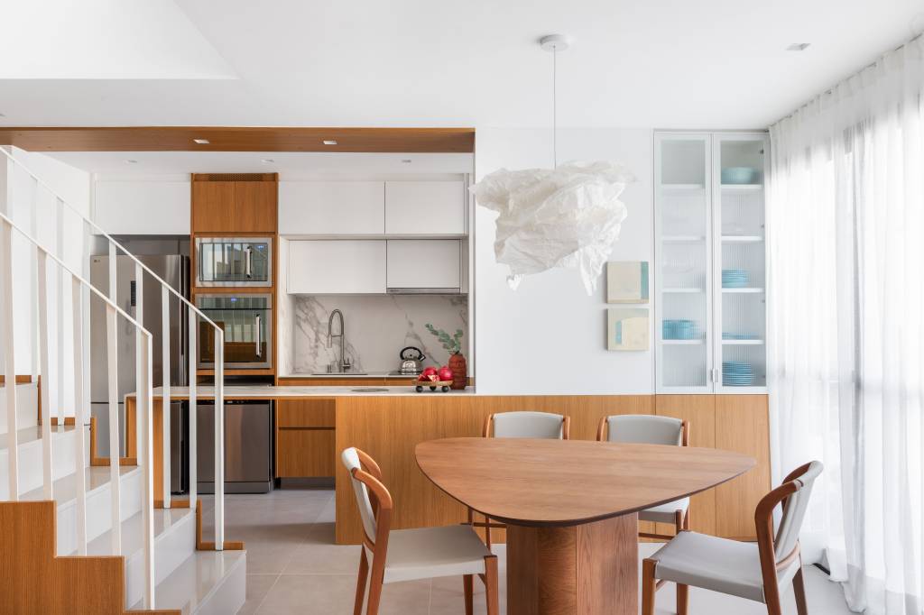 Escada de apê clean tem degraus e espelhos revestidos em quartzo cinza