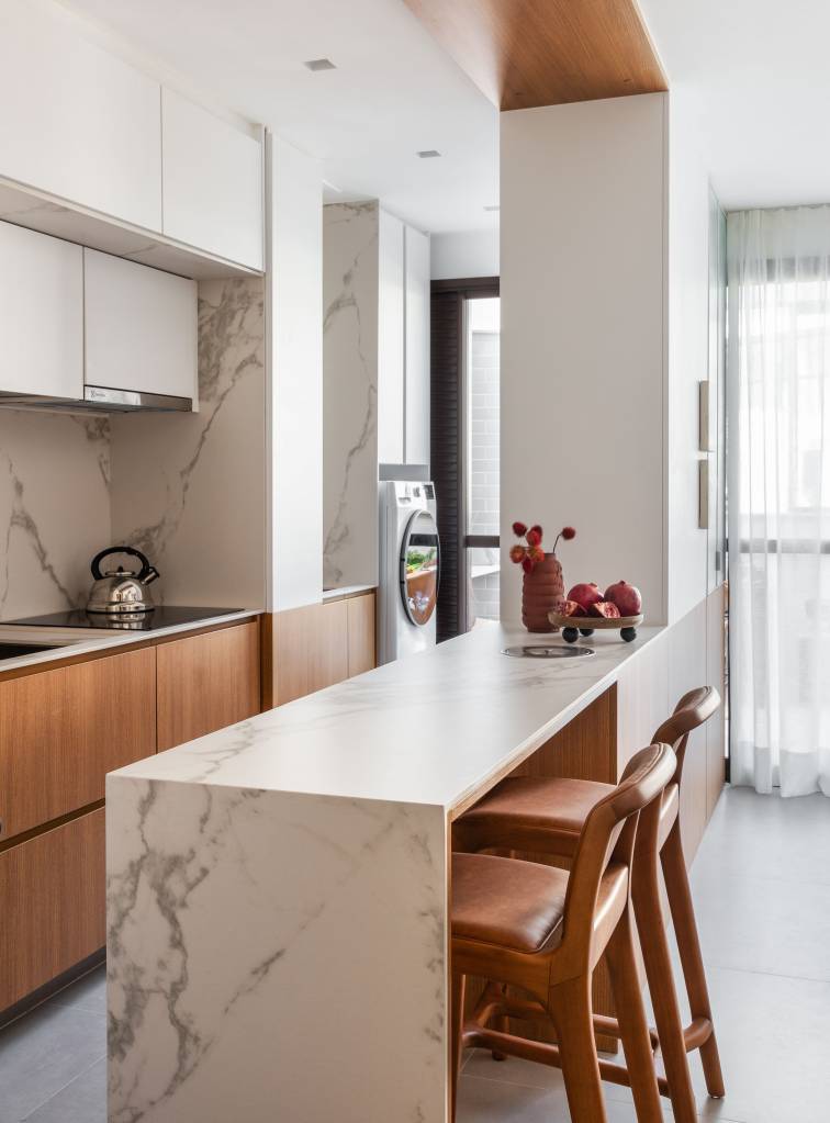 Escada de apê clean tem degraus e espelhos revestidos em quartzo cinza. Projeto de Rafael Ramos.