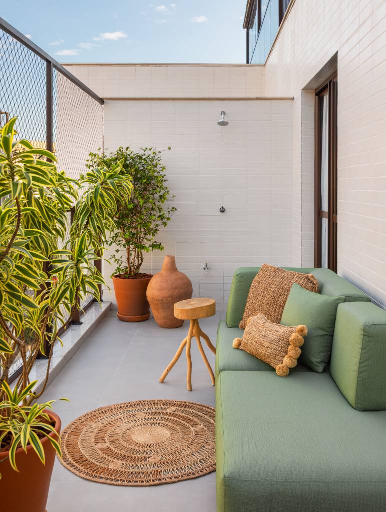 Escada de apê clean tem degraus e espelhos revestidos em quartzo cinza. Projeto de Rafael Ramos.