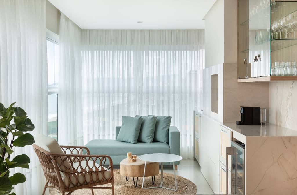 Estilo praiano contemporâneo define apê com revestimentos práticos