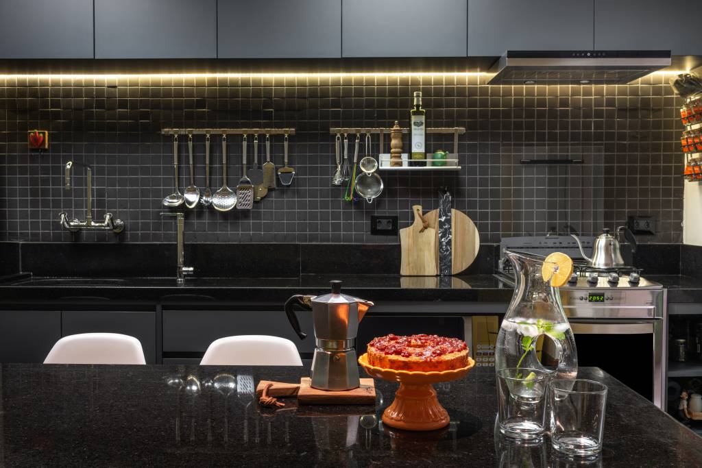 Guia para criar uma cozinha ergonômica e funcional. Projetos Paulo Tripoloni Atelier.