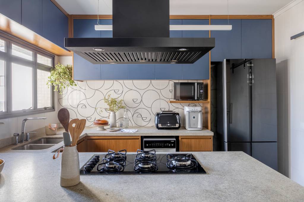 Guia para criar uma cozinha ergonômica e funcional. Projetos Paulo Tripoloni Atelier.