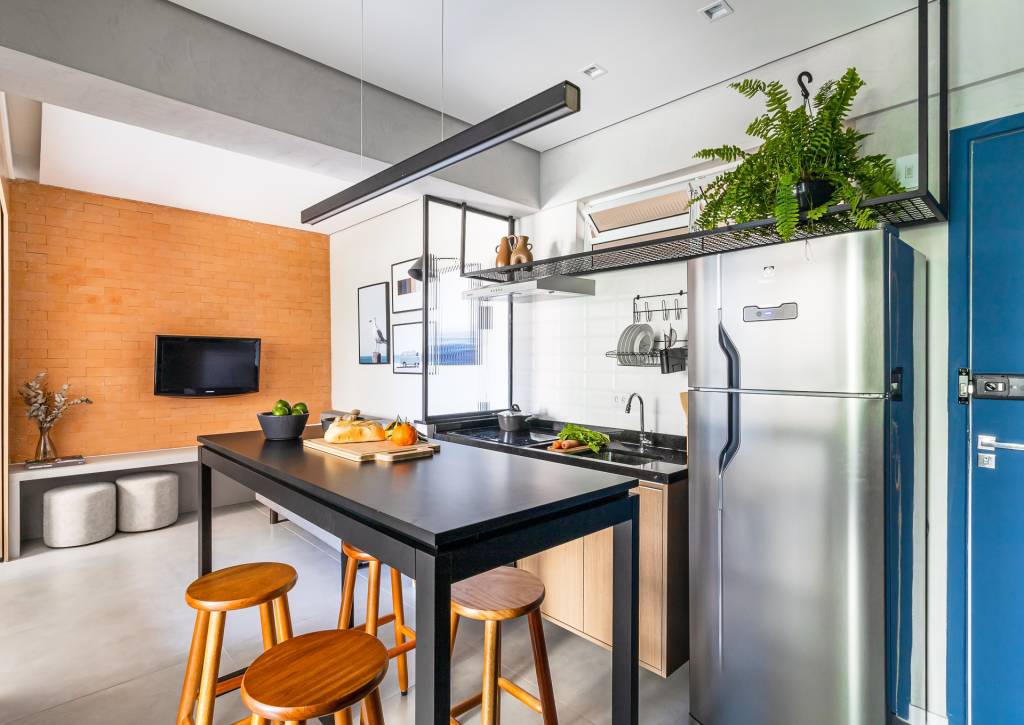 Kitnet de 33 m² ganha área de serviço e cozinha integrada à sala após reforma