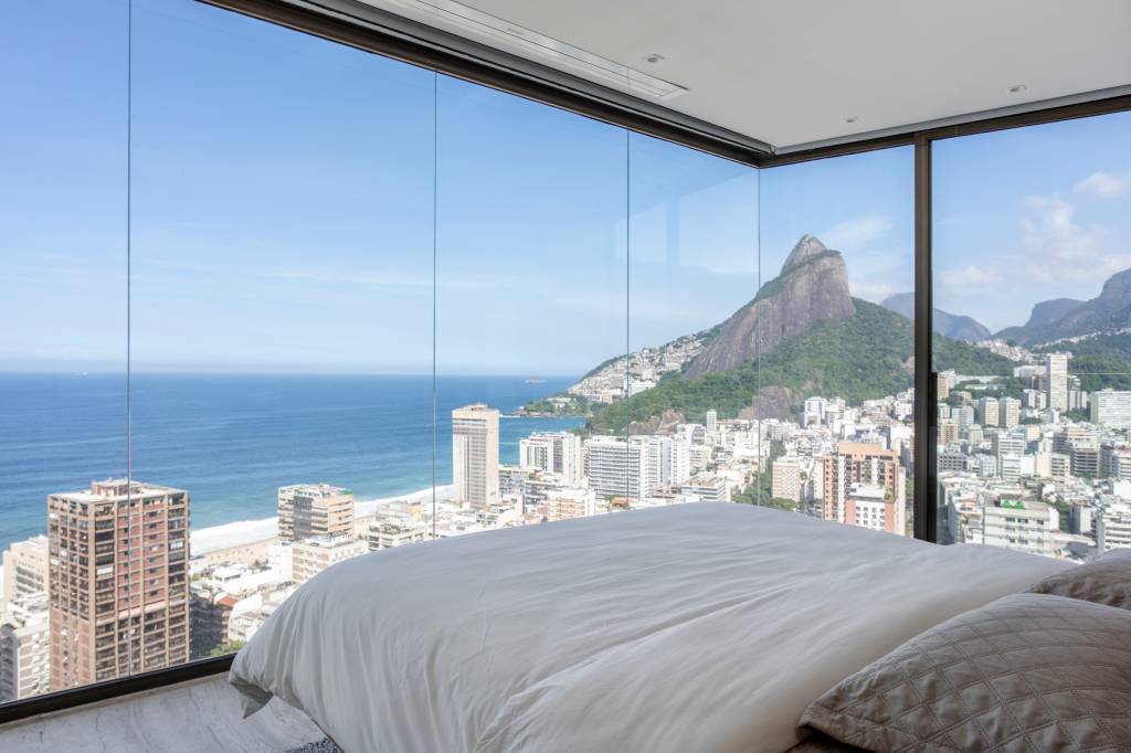 Projeto transforma unidades duplex em triplex com vista 180º para a orla do Rio de Janeiro