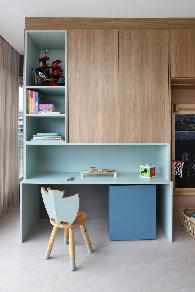 Reforma de apartamento reforça a integração dos espaços para a família. Projeto Marí Aní Oglouyan