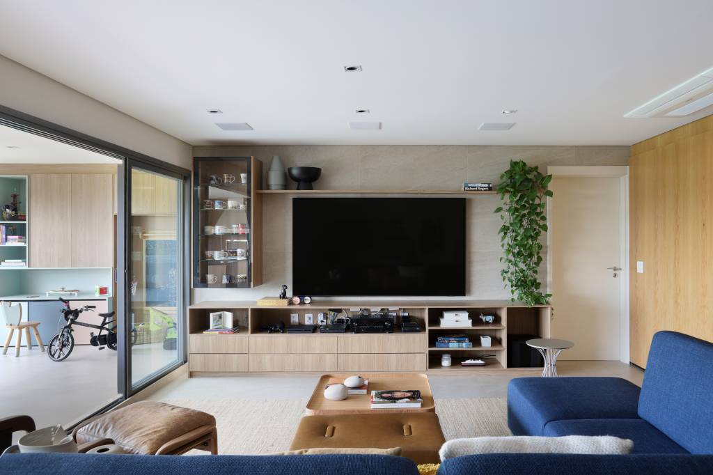 Reforma de apartamento reforça a integração dos espaços para a família. Projeto Marí Aní Oglouyan