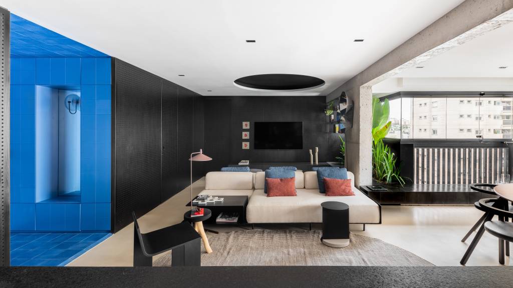 Reforma explora estilo industrial e soluções personalizadas em apartamento em São Paulo