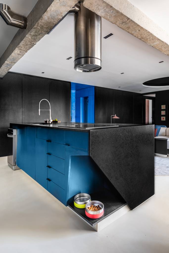 Reforma explora estilo industrial e soluções personalizadas em apartamento com estilo industrial contemporâneo em São Paulo. Apartamento Zalc Arquitetura