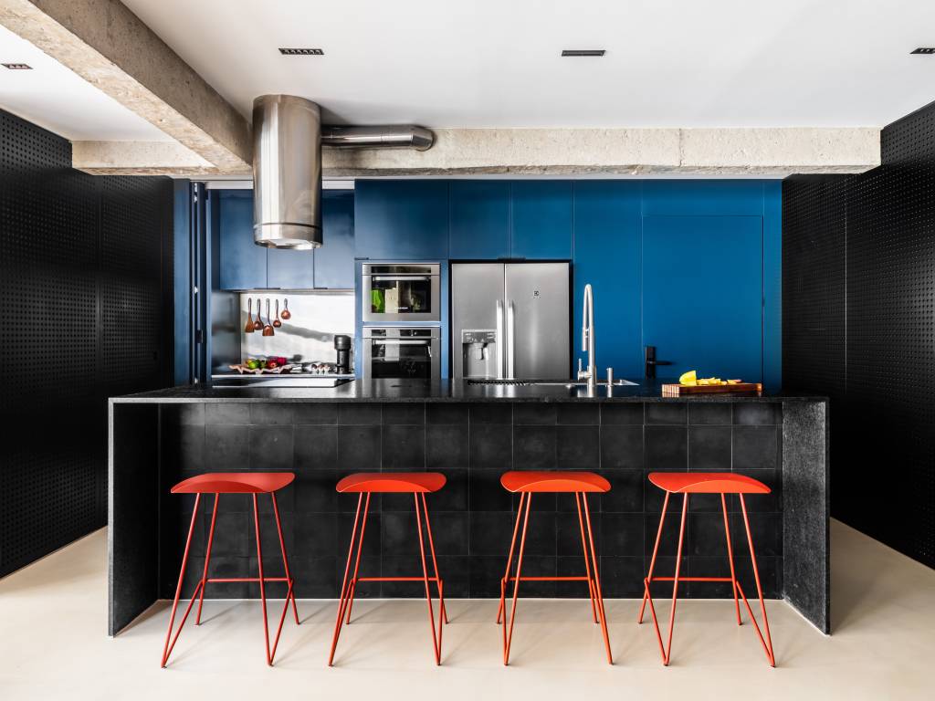 Reforma explora estilo industrial e soluções personalizadas em apartamento com estilo industrial contemporâneo em São Paulo. Apartamento Zalc Arquitetura