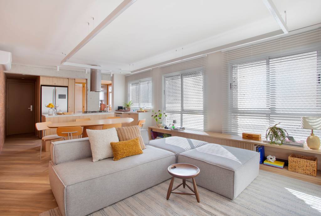 Tons terrosos e terracota aparecem nos revestimentos e piso deste descolado apê. Projeto de SketchLab Arquitetura.