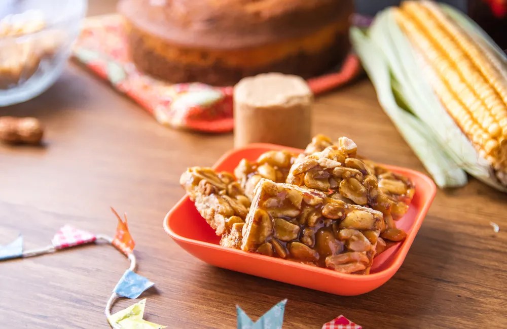 Pronto em meia hora! Receita de pé de moleque que derrete na boca para festa junina