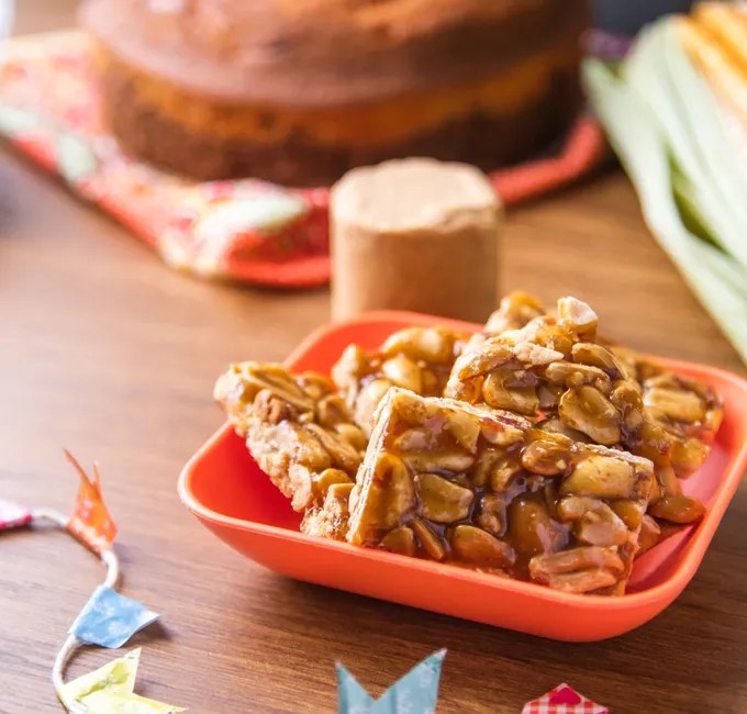 Pronto em meia hora! Receita de pé de moleque que derrete na boca para festa junina