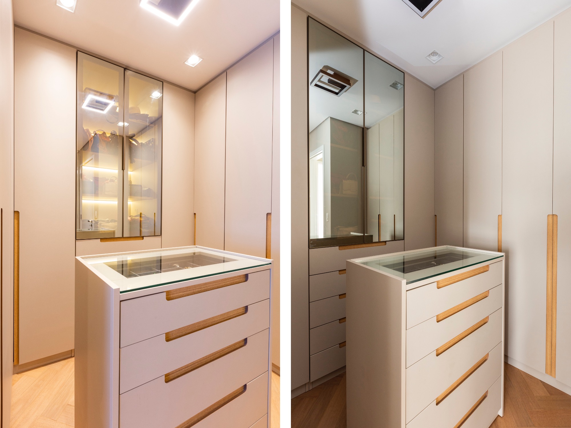 Projetos com vidro reflecta, o material que é espelhado e transparente ao mesmo tempo. Projeto de Daniela Funari. Na foto, Closet moderno com armários bege claro, puxadores de madeira e um balcão central com gavetas e tampo de vidro. À esquerda, armário com portas de vidro e iluminação interna. À direita, armário com portas espelhadas refletindo o ambiente