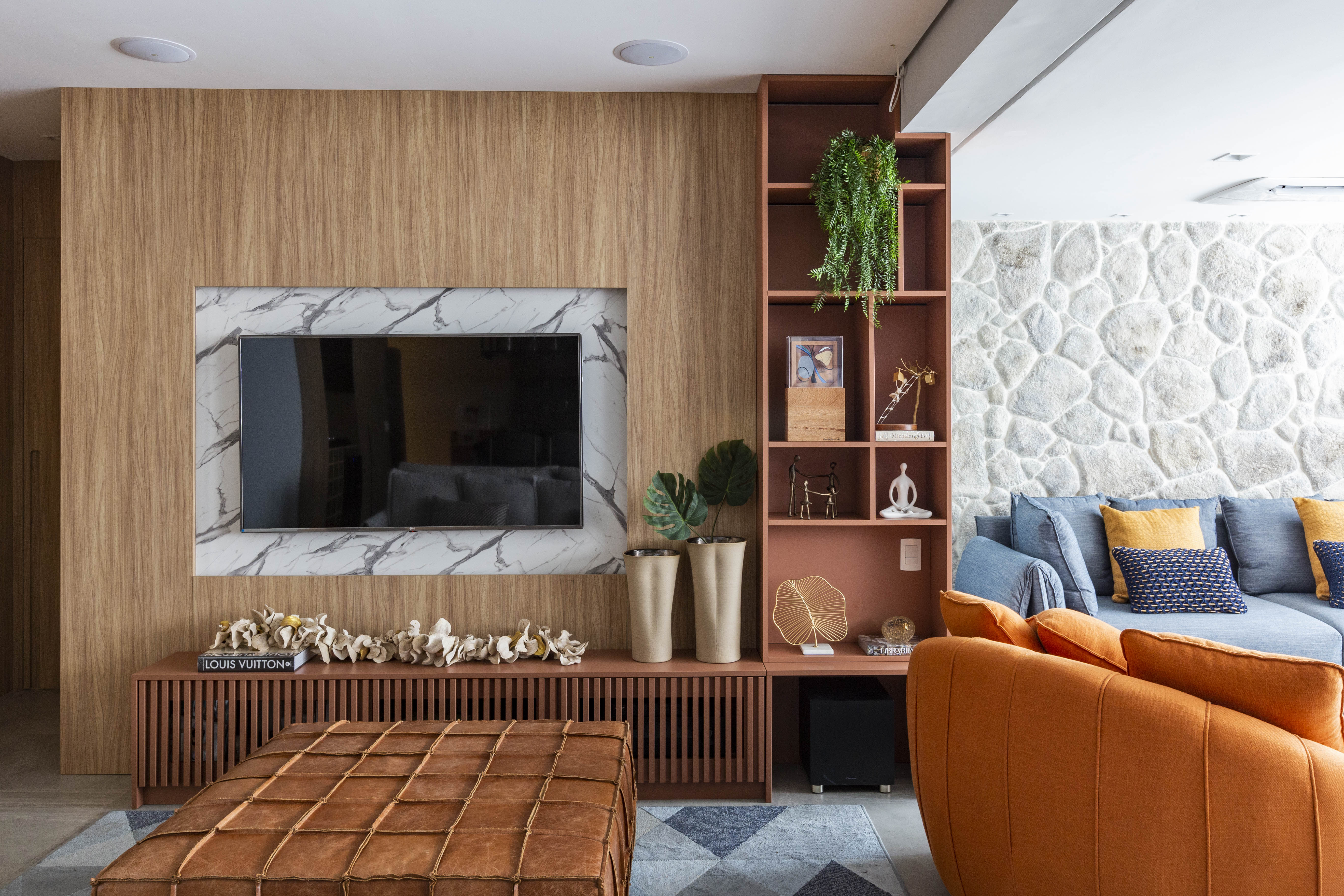 Tons terrosos e azul: apartamento tem ambientes integrados e coloridos